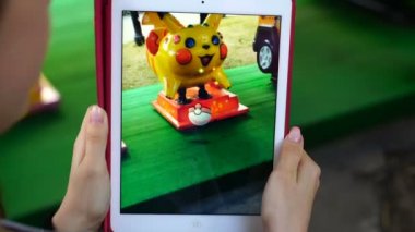 Samara, Rusya Federasyonu - 8 Eylül 2016: kadın oyun pokemon onun ipad üzerinde git. Pokemon artar gerçeklik unsurları ile multiplayer oyun gitmek