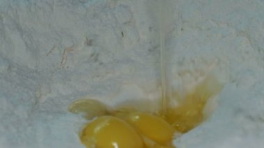 Görüntüleri yumurta un içine düşüyor. HD