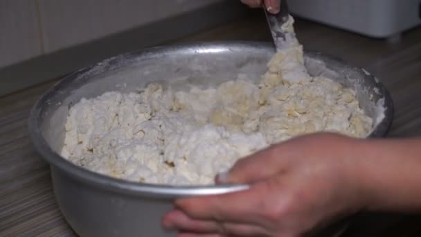Mulher de filmagem amassa a massa de farinha em um prato. 4K — Vídeo de Stock