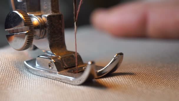 Imágenes de mujeres cosiendo en la máquina de coser. hd — Vídeo de stock