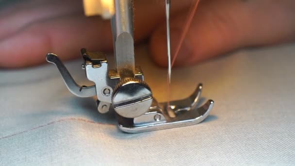 Imágenes de mujeres cosiendo en la máquina de coser. hd — Vídeo de stock