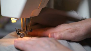 kadın görüntüleri dikiş makinesi diker. 4k