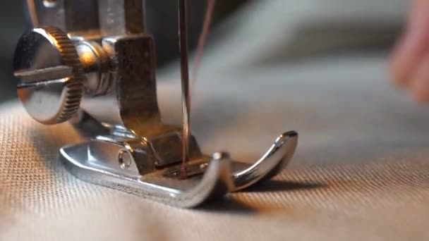 Footage of woman sews on the sewing machine. hd — Stock Video