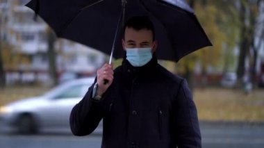 İkinci dalga karantina Coronavirus COVID-19 salgını sırasında kötü hava koşullarından şikayet eden hayal kırıklığına uğramış bir adamın portresi.