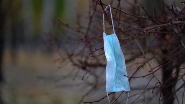 Mascarilla desechable usada en charco durante la lluvia — Vídeos de Stock