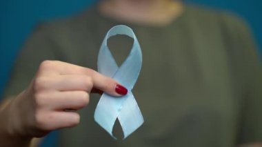 Dünya Diyabet Günü. Mavi kurdele, el desteği ile izole edilmiş..
