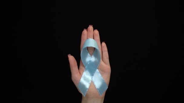 Día Mundial de la Diabetes. Cinta azul simbólica aislada con soporte de mano. — Vídeos de Stock