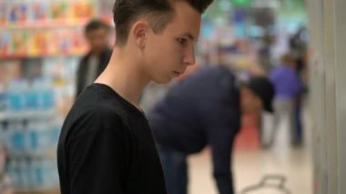 Genç bir adam marketten limonata alıyor..