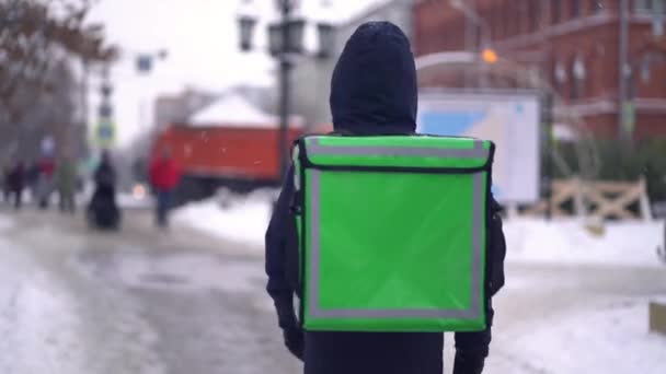 Courier está entregando comida com mochila no inverno — Vídeo de Stock