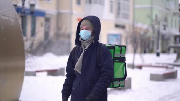 Courier está entregando comida com mochila no inverno — Vídeo de Stock