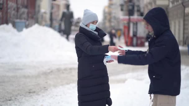 Voluntários dão às pessoas máscaras médicas gratuitas para proteger contra o vírus — Vídeo de Stock