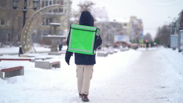 Courier está entregando comida con mochila en invierno — Vídeos de Stock