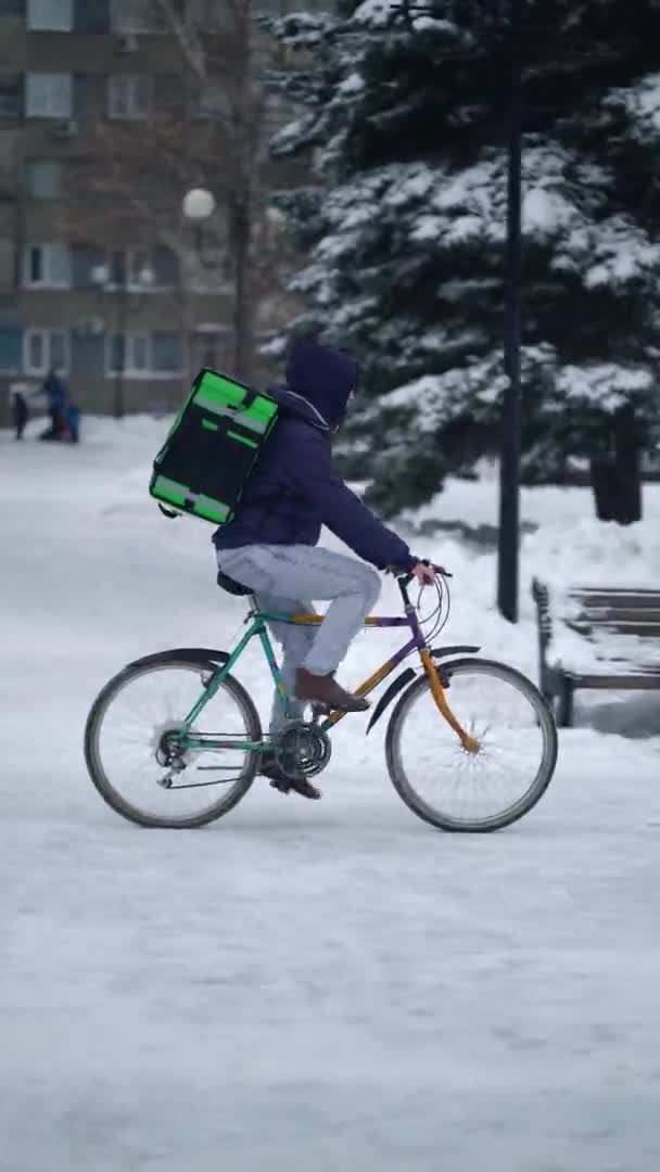 Kurier dostarcza żywność z plecakiem w zimie — Wideo stockowe