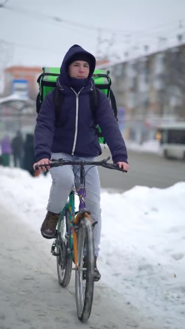 快递员在冬天带着背包运送食物 — 图库视频影像