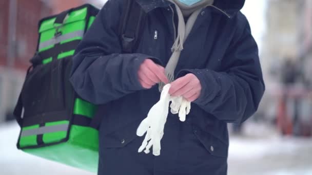 冬天，快递员在外面戴手套 — 图库视频影像