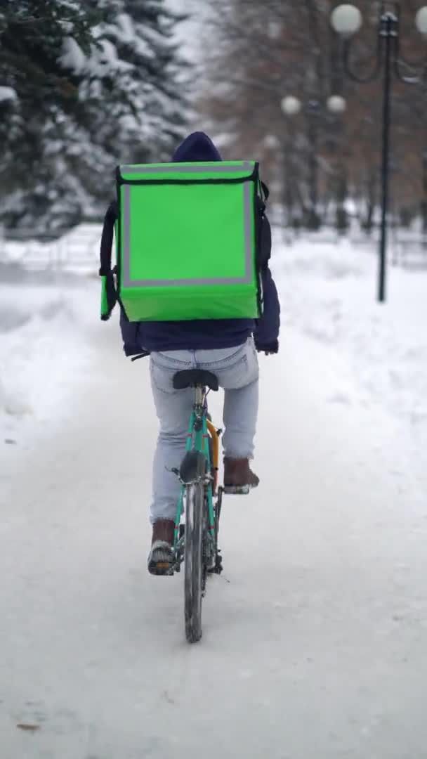 Courier está entregando comida con mochila en invierno — Vídeo de stock