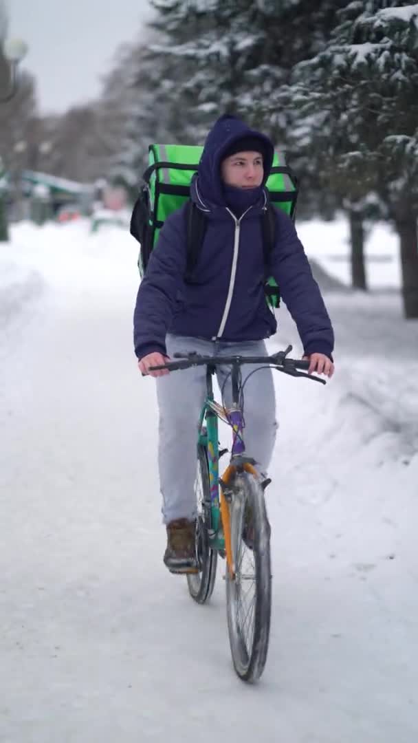 Courier is delivering food with backpack at winter — Stock Video