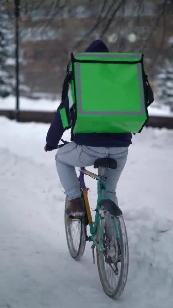 Kurier dostarcza żywność z plecakiem w zimie — Wideo stockowe