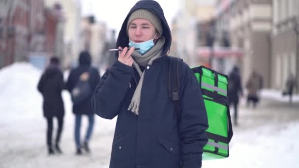 Livreur avec sac vert en attente de la commande de livraison — Video