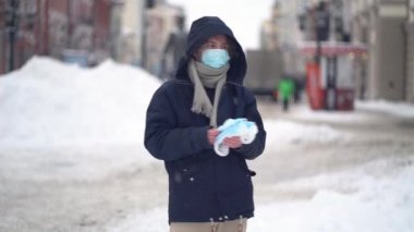 Gönüllüler insanlara virüse karşı korunmaları için ücretsiz tıbbi maske veriyorlar.