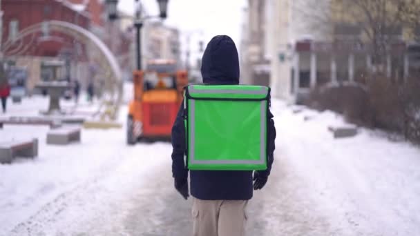 Courier está entregando comida com mochila no inverno — Vídeo de Stock