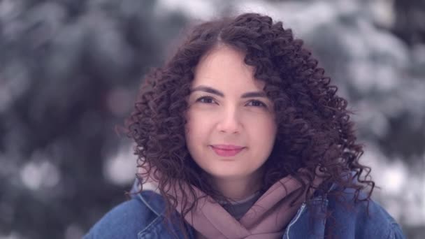 Lykkelig ung kvinde med afro krøller i en vinterby – Stock-video