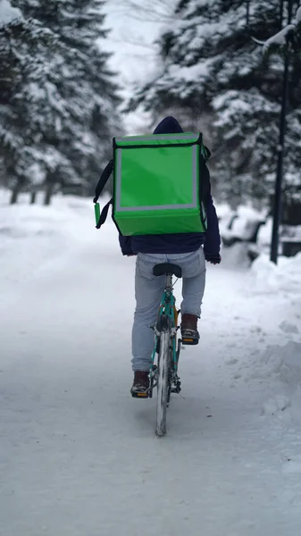 Courier levert voedsel met rugzak in de winter — Stockfoto