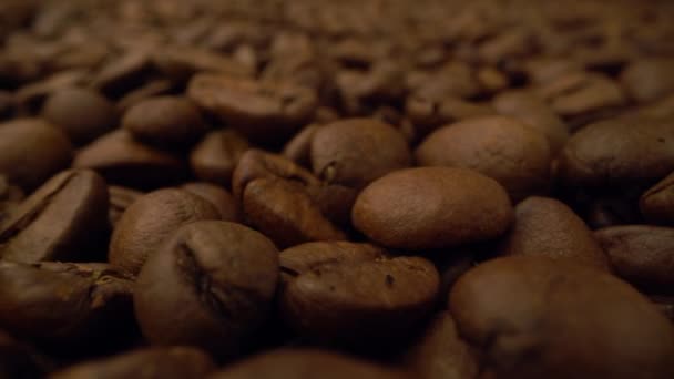 Кофейные зерна фон. Закрыть семена кофе — стоковое видео