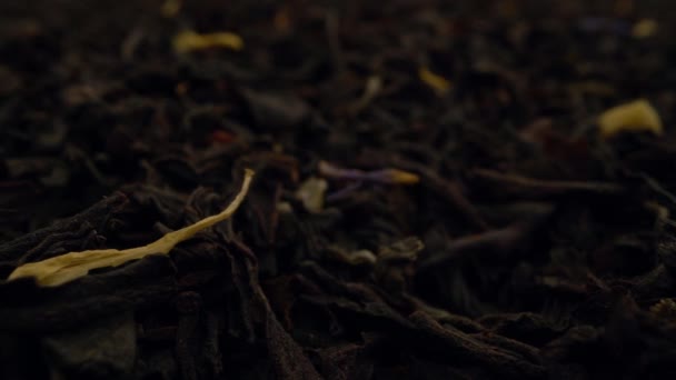 Очень крупным планом сухой черный чай листья фона. — стоковое видео