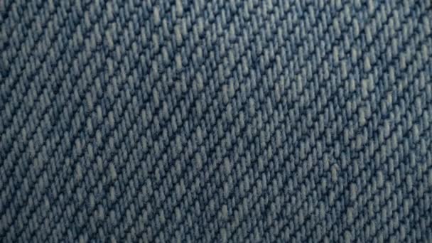 Macro blauwe denim stof achtergrond. Jeans textuur — Stockvideo