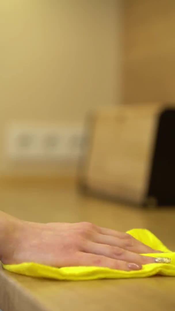 Kobiecy stół do mycia rąk z żółtym chusteczką dezynfekującą — Wideo stockowe