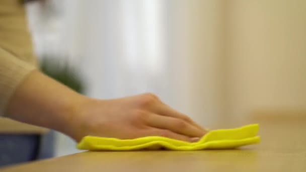 黄色消毒用ワイプで女性の手のクリーニングキッチンテーブル — ストック動画