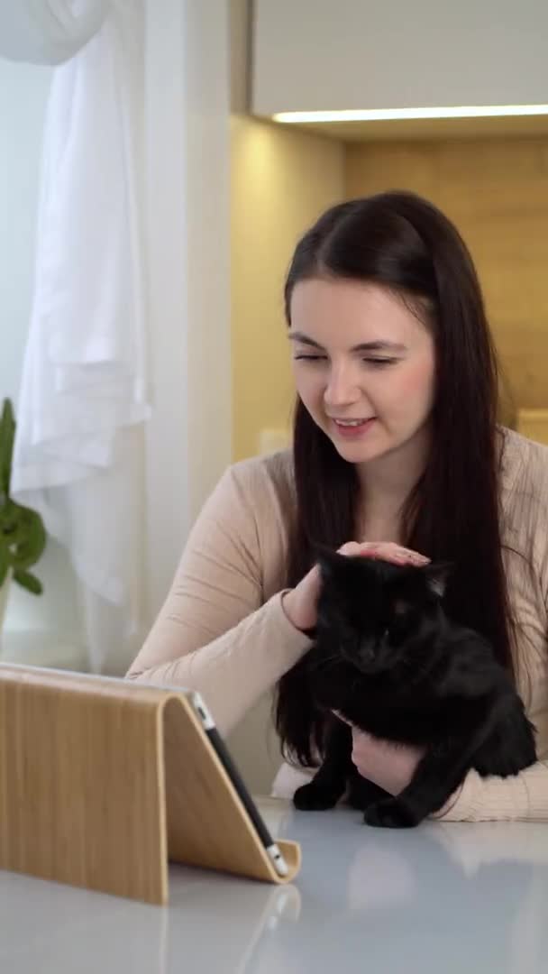 고양이와 디지털 태블릿을 사용하는 행복 한 여성 — 비디오