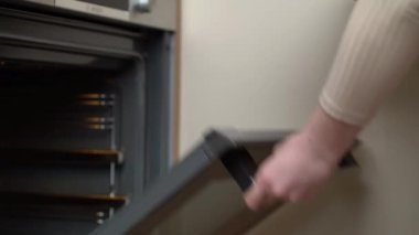 Kadın elleri ev yapımı pizzayı fırına koyar. Ev yapımı pizza hazırlama süreci