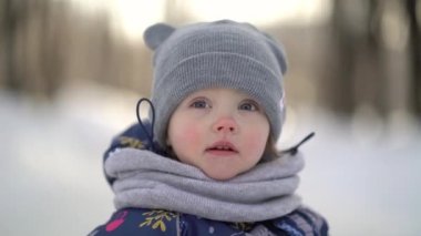 Kış parkında küçük şirin bir kız portresi.