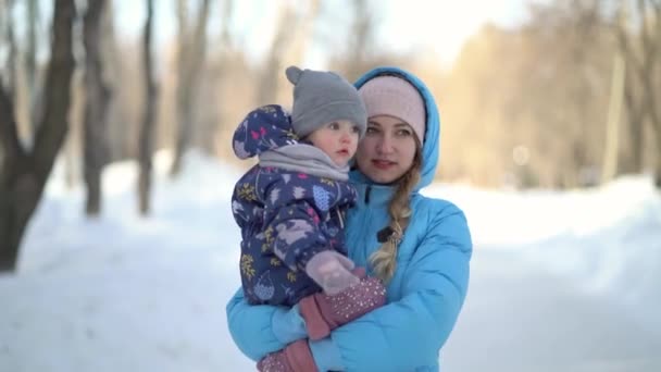 Madre e figlia camminano insieme mano nella mano in inverno — Video Stock