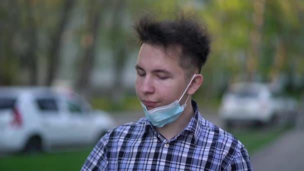 Facet zdejmuje maskę na ulicy, żeby zjeść pizzę — Wideo stockowe