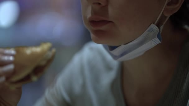 Vrouw op hard werk neemt een pauze om hamburger te eten — Stockvideo