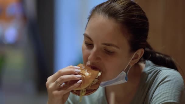 Donna al lavoro che si prende una pausa per mangiare hamburger — Video Stock