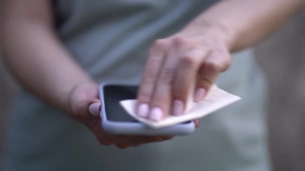 Femme essuyant téléphone portable avec une serviette — Video