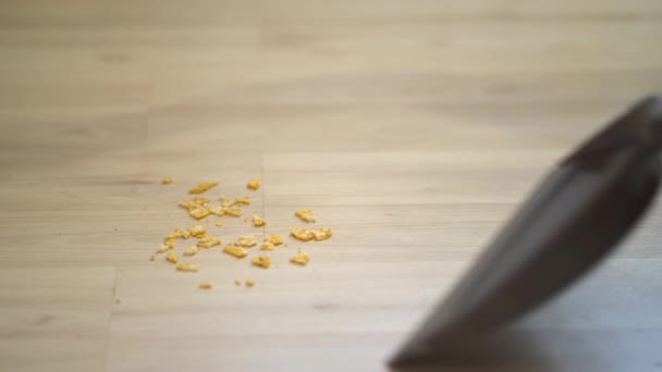 Egy nő söpri a padlót a konyhában — Stock videók