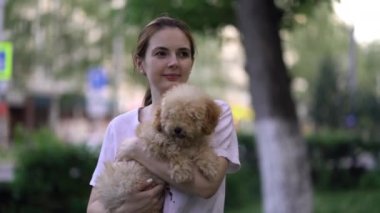 Oyuncak kanişiyle parkta yürüyen bir kadın.