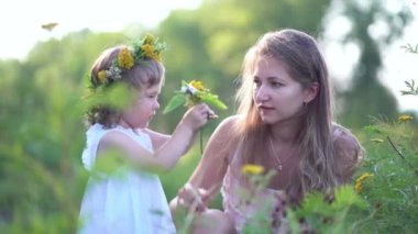 Çiçekli mutlu anne ve kız çelengi