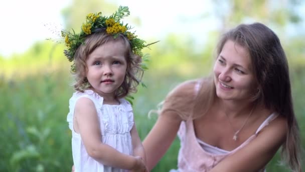 Szczęśliwa matka i córka z wieńcem kwiatów — Wideo stockowe