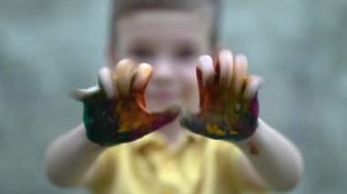 Çocuk parmak boyasıyla kaplanmış..