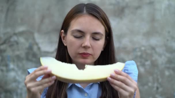 Retrato de uma bela jovem mulher comendo melão — Vídeo de Stock