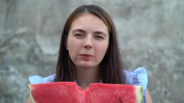 Portrait of a beautiful young woman eating watermelon — Stock Video