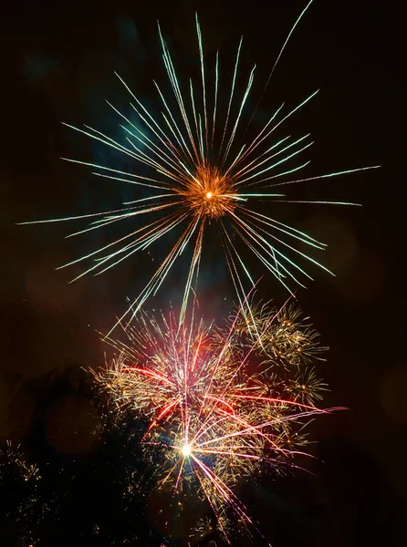 Bela exibição de fogos de artifício à noite — Fotografia de Stock