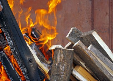 mongale içinde odun yanan