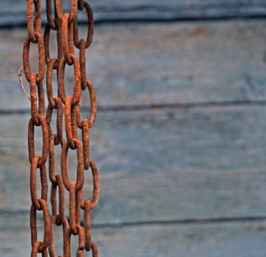 ahşap zemin üzerinde eski paslı zinciri